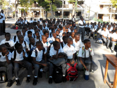 Students listening to a Jeunesse Verte Haitienne presentation