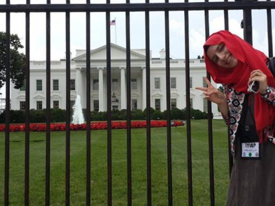 Sara in front of the White House in Washington, DC.