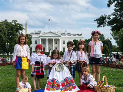 Children in traditional Romanian folk costumes marking the day in front of the White House. Photo by Cris Ianculescu.