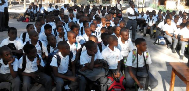 Students listening to a Jeunesse Verte Haitienne presentation