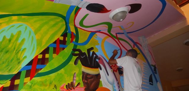 Participants in Bluefields adding color to their community cultural center.