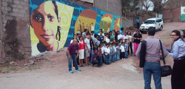 Mural arts exchange participants in Tegucigalpa take a group photo with American artist Michelle Angela Ortiz.