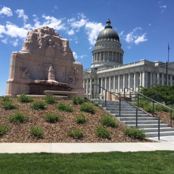 A view of the Capitol Building with a Monument dedicated to those who fought in the Mexican-American War