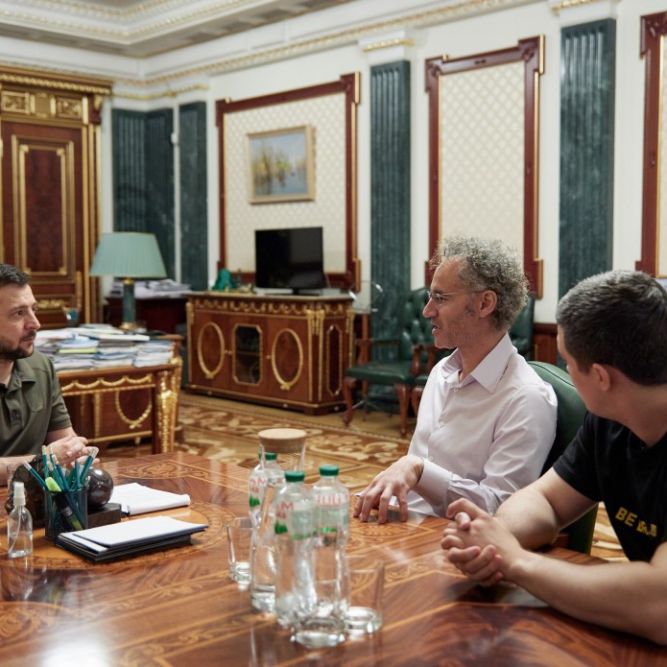 Palantir Technologies Inc. CEO Alex Karp, in the white shirt, speaks with Ukrainian President Volodymyr Zelenskyy, far right, and other officials June 2 in Kyiv. (Mykhailo Fedorov/Provided)
